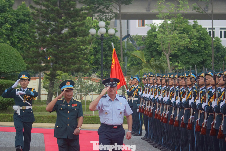 Tư lệnh Không quân Việt Nam và Mỹ duyệt đội danh dự PK-KQ, chiều 19/8. Ảnh: Nguyễn Minh 