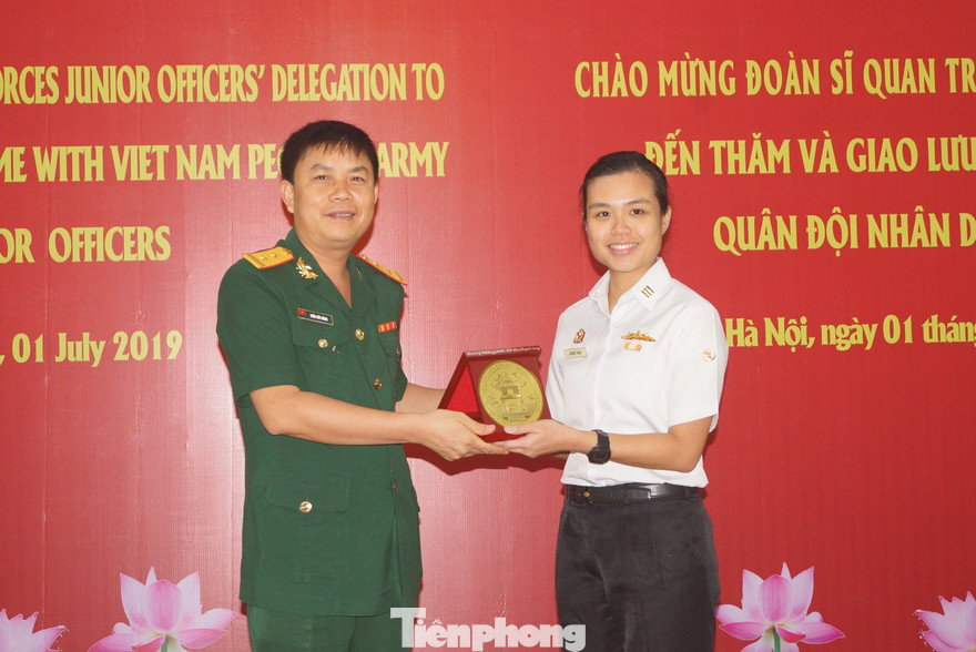 Trưởng đoàn Sĩ quan trẻ Việt Nam tặng quà lưu niệm cho thành viên đoàn sĩ quan trẻ Singapore sang Việt Nam giao lưu, chiều 1/7