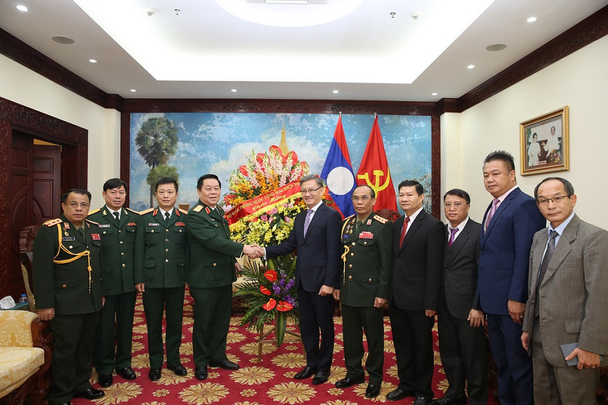 Thượng tướng Nguyễn Trọng Nghĩa tặng hoa chúc mừng Đại sứ Thongsavanh Phomvihane