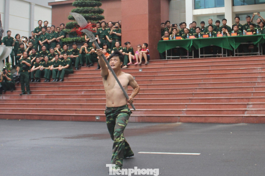 Trung tá Trần Trí Dũng biểu diễn bài võ Siêu xung thiên. Ảnh: PV