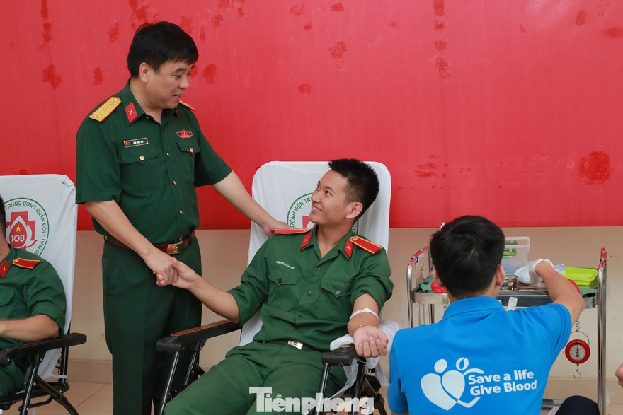 Lãnh đạo Trường Sĩ quan Chính trị thăm hỏi, động viên ĐVTN tham gia hiến máu 