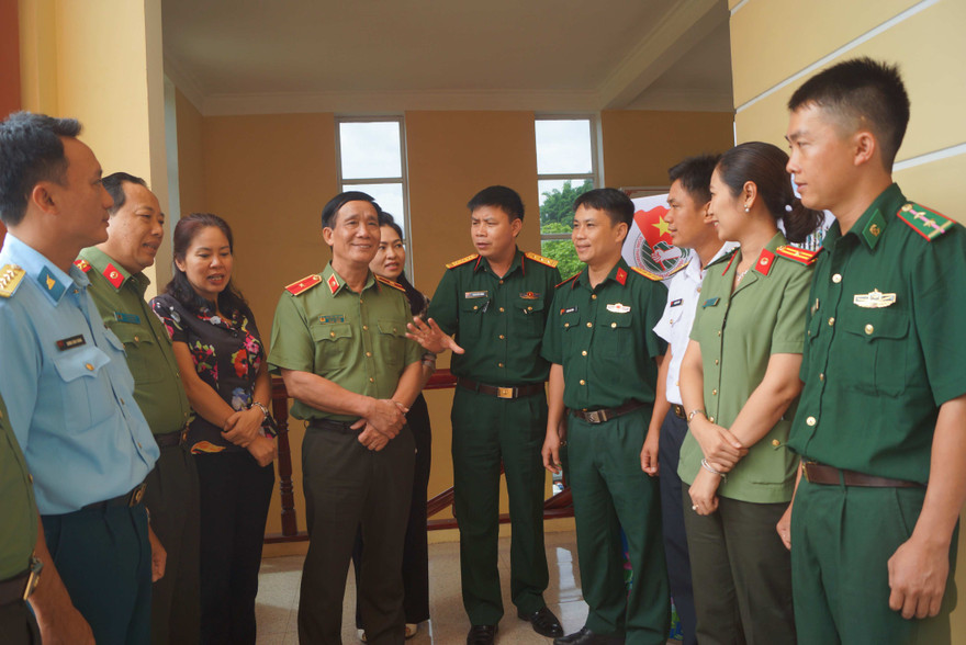 Lãnh đạo các đơn vị cùng các đại biểu điển hình về dự hội nghị, sáng 26/7