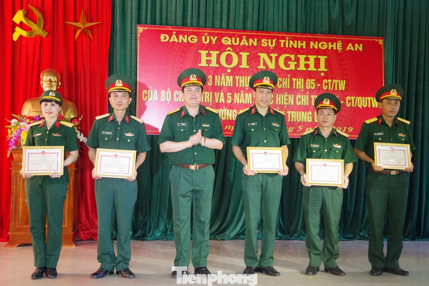  Thượng tá Thái Đức Hạnh,, Chính ủy Bộ CHQS tỉnh Nghệ An trao Giấy khen cho 5 tập thể có thành tích xuất sắc trong thực hiện Chỉ thị 05 giai đoạn 2016-2019 