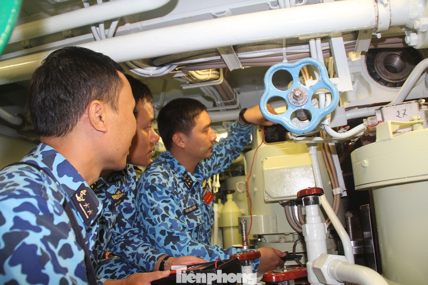 Thiếu tá Trần Văn Phương (đầu tiên từ phải qua) đang huấn luyện cho bộ đội. Ảnh: NVCC