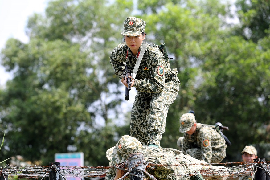 Nữ chiến sĩ Lữ đoàn Đặc công 429 luyện tập vượt dây thép gai đánh địch