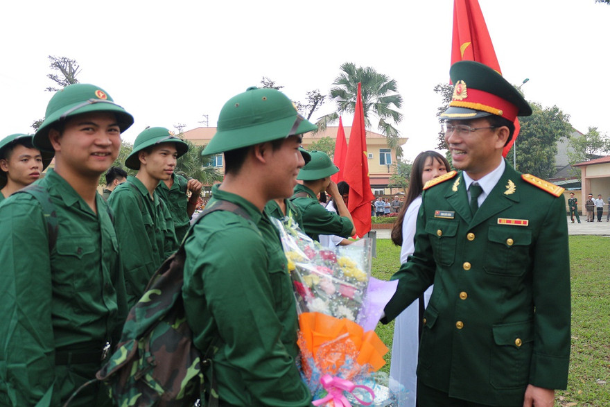 Đại tá Đinh Quốc Hùng, Chính uỷ Bộ CHQS tỉnh Phú Thọ động viên tân binh lên đường nhập ngũ, sáng 20/2