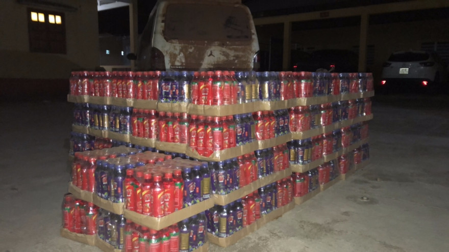 Tang vật 3.360 chai nước ngọt vừa bị lực lượng biên phòng bắt giữ