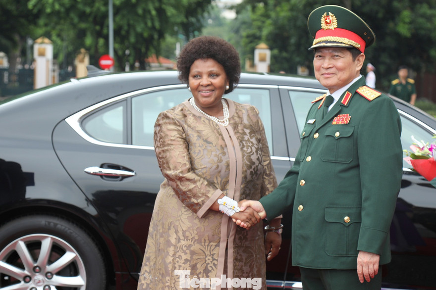 Bộ trưởng Quốc phòng Việt Nam đón Bộ trưởng Quốc phòng Nam Phi tới Hà Nội hội đàm, chiều 22/8