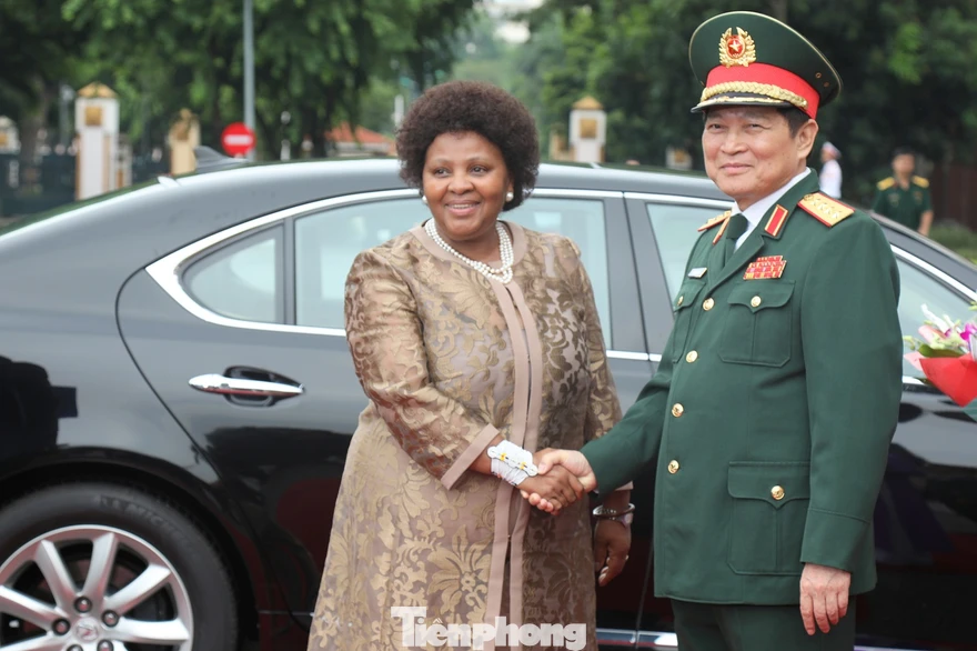 Bộ trưởng Quốc phòng Việt Nam đón Bộ trưởng Quốc phòng Nam Phi tới Hà Nội hội đàm, chiều 22/8