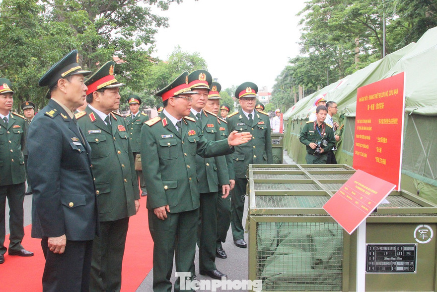 Bộ trưởng Quốc phòng hai nước nghe giới thiệu về các trang thiết bị do Bộ Quốc phòng Trung Quốc trao tặng