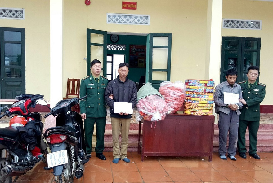 Mạc Văn Tuyên và Mai Văn Cảnh cùng tang vật pháo nổ bị Đồn Biên phòng Quảng Đức bắt giữ đêm 19/1