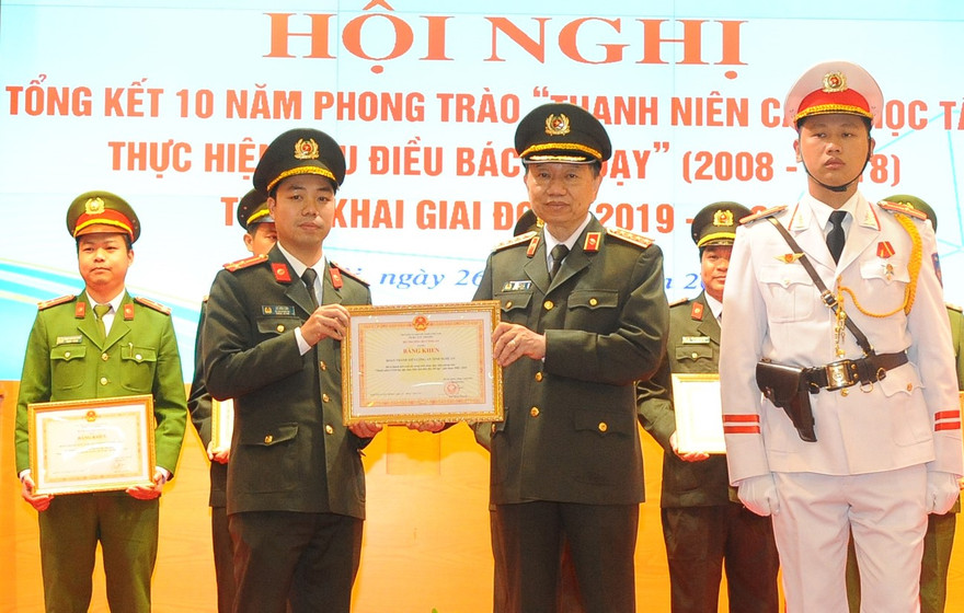 Đại tướng Tô Lâm trao tặng Bằng khen cho các cá nhân có thành tích xuất sắc trong học tập, thực hiện 6 điều Bác Hồ dạy. 