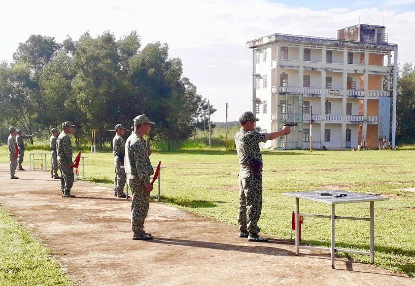 Các thí sinh thi bắn súng K54 bài 1