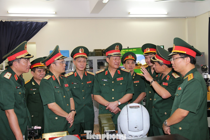 Lãnh đạo Bộ Quốc phòng và các đại biểu tham dự lễ khai giảng tại Học viện KTQS, sáng 17/9