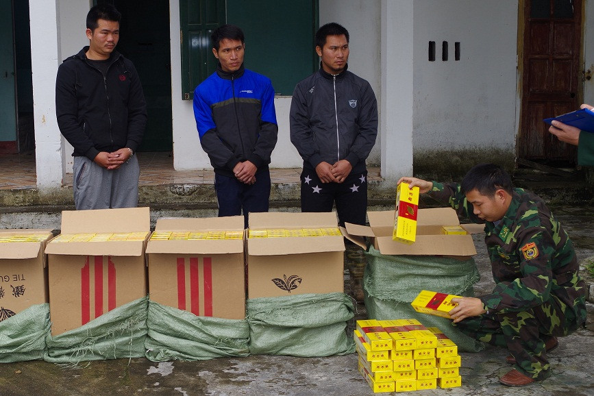 3 đối tượng vận chuyển 2.500 bao thuốc lá bị Bộ đội Biên phòng Quảng Ninh bắt giữ, ngày 12/1 