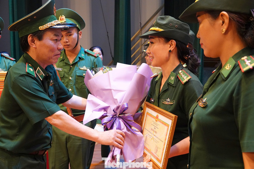 Thiếu tướng Đỗ Danh Vượng, Chính uỷ BĐBP trao thưởng cho các đơn vị xuất sắc tham dự liên hoan