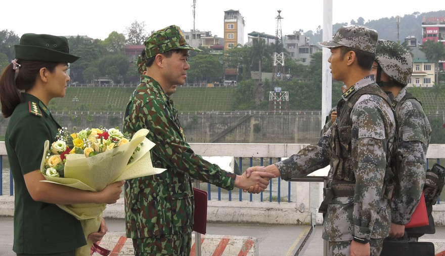 Chỉ huy trưởng tuần tra hai bên gặp gỡ nhau tại vạch phân định đường biên giới Cửa khẩu quốc tế đường bộ Lào Cai - Hà Khẩu