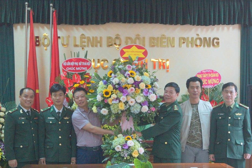 Đoàn đại biểu Báo Tiền Phong chúc mừng Cục Chính trị Bộ đội Biên phòng, chiều 1/3