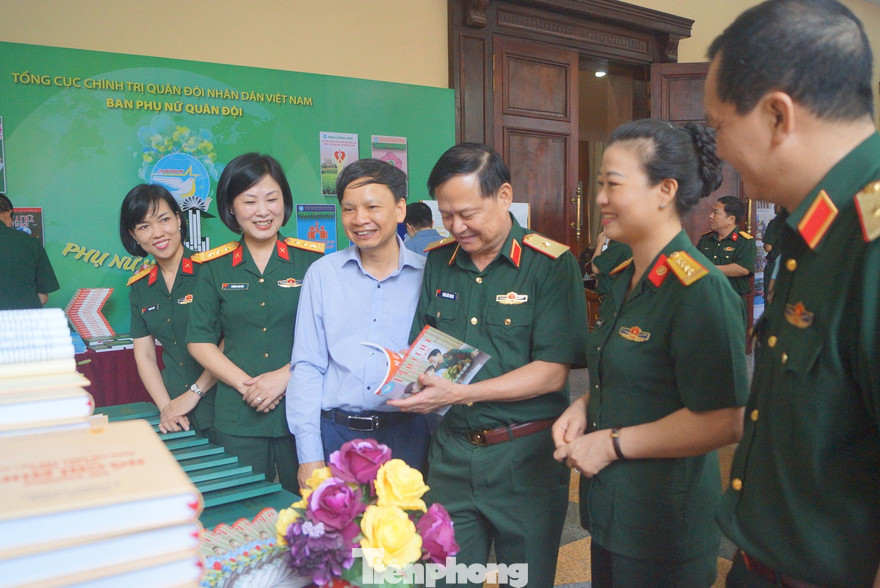 Các đại biểu tham dự toạ đàm tham quan khu trưng bày các ấn phẩm tuyên truyền về bình đẳng giới trong Quân đội