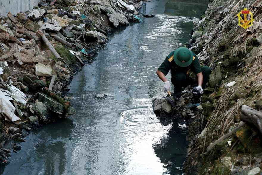 Cán bộ Viện Hóa học Môi trường Quân sự lấy mẫu vật tại hiện trường đám cháy để phân tích từ ngày 5/9. Ảnh: BCHH