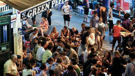 Khu vực phố cổ luôn thu hút đông đảo khách du lịch nước ngoài khi đến với Hà Nội- Ảnh: Như Ý