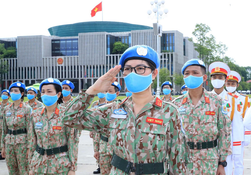 Cán bộ, nhân viên Bệnh viện dã chiến cấp 2 số 2 báo công tại Lăng Bác, sáng 29/6