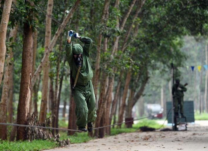 Thành viên Đội tuyển Hóa học luyện tập nội dung vượt vật cản cáp treo để tham dự Army Games 2021 