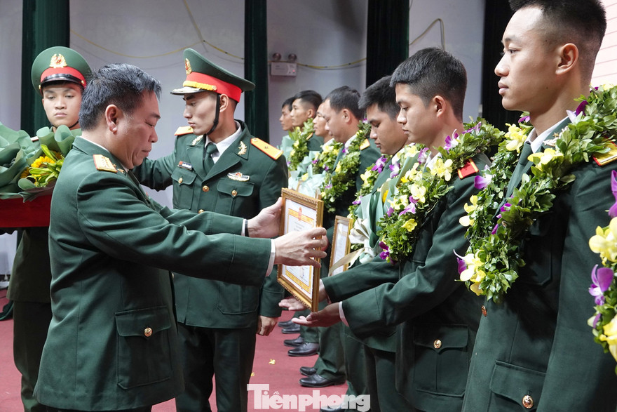 Lãnh đạo Binh chủng Đặc công trao thưởng cho 10 Gương mặt trẻ tiêu biểu Binh chủng Đặc công năm 2020, sáng 23/3