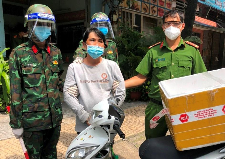 Đối tượng Huỳnh Ngọc Tuấn (áo trắng) bị tổ tuần tra bắt giữ vào sáng 1/9