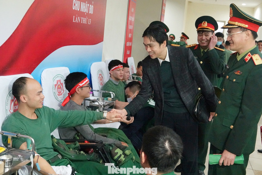 Lãnh đạo Báo Tiền Phong và các đơn vị trò chuyện, động viên cán bộ, học viên Trường Sĩ quan Chính trị tham gia Chủ nhật Đỏ lần thứ XIII, sáng 17/1