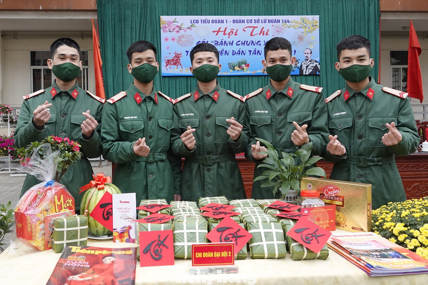 Đoàn viên Đại đội 2 (Liên chi đoàn Tiểu đoàn 1) chia vui với thành quả giải Nhất của Chi đoàn Đại đội 2, sáng 8/2