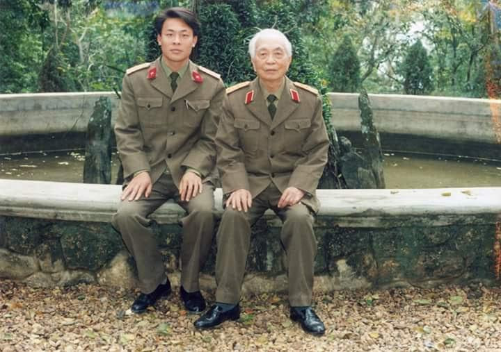 Bức ảnh quý về khoảng khắc được ở gần Đại tướng của Thượng tá Nguyễn Văn Tuyến. Ảnh: NVCC