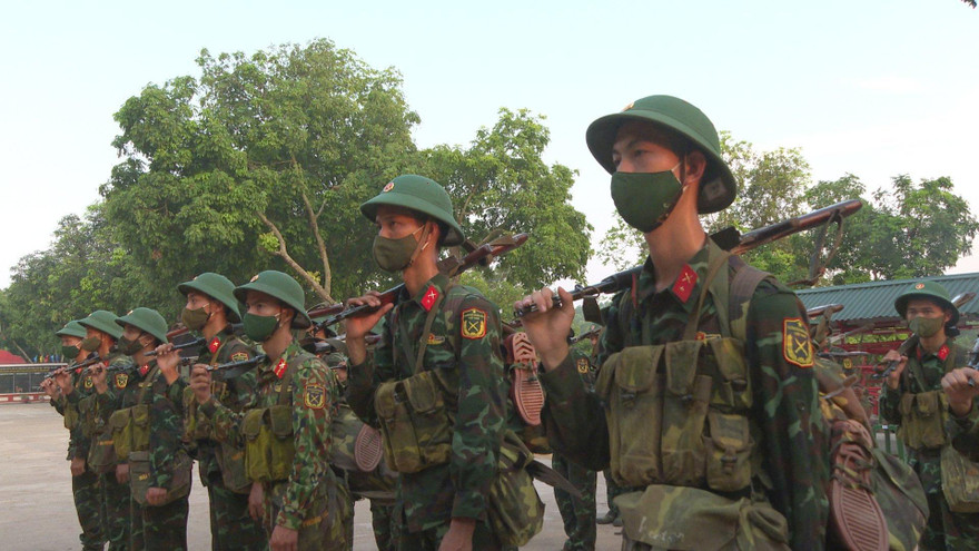 Cán bộ, chiến sĩ Đại đội 9 (Tiểu đoàn 1, Trung đoàn 2, Sư đoàn 3) chuẩn bị hành quân dã ngoại