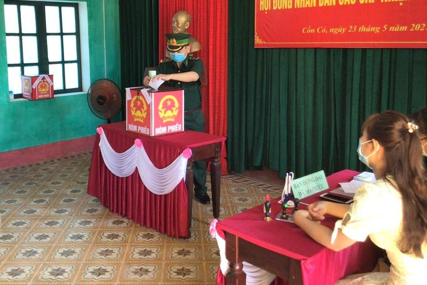 Quân nhân Đồn Biên phòng Cồn Cỏ (huyện đảo Cồn Cỏ, tỉnh Quảng Trị) bỏ phiếu bầu cử, sáng 23/5