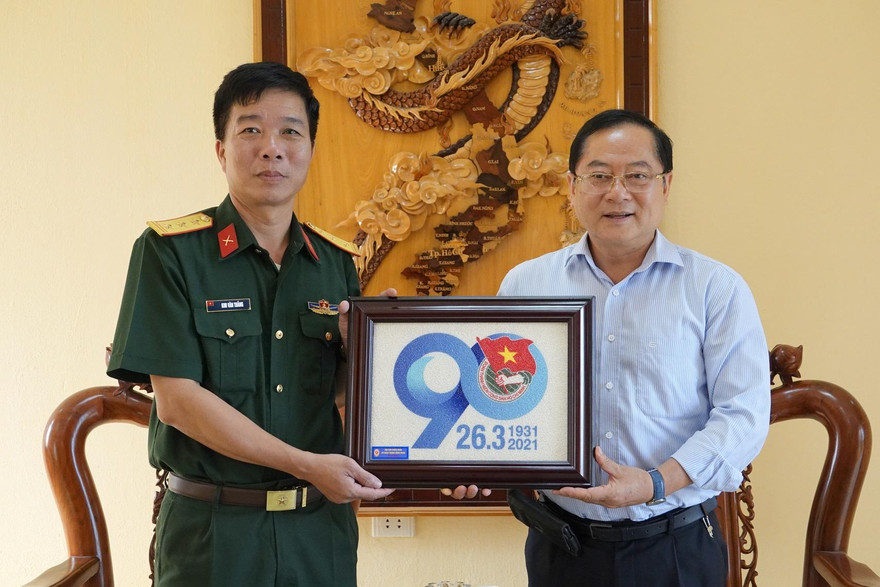 Tổng Biên tập Báo Tiền Phong, Chủ tịch Hội Cựu chiến binh Cơ quan T.Ư Đoàn Lê Xuân Sơn trao tặng chỉ huy Trung đoàn 88 bức tranh gạo 90 năm Đoàn TNCS Hồ Chí Minh 