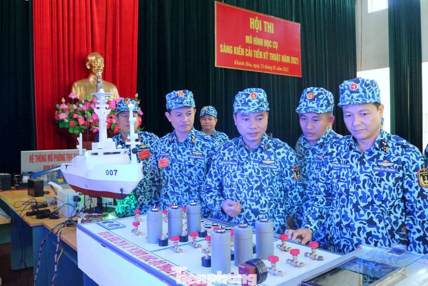 Lãnh đạo Lữ đoàn tàu ngầm 189 tham quan các sản phẩm dự thi