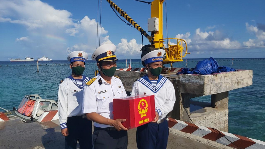 Đưa hòm phiếu bầu cử ra đảo Sinh Tồn. Ảnh: CTV