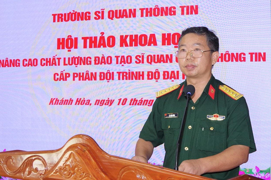 Đại tá Lê Xuân Hùng, Hiệu trưởng Trường Sĩ quan Thông tin chủ trì hội thảo, ngày 10/6