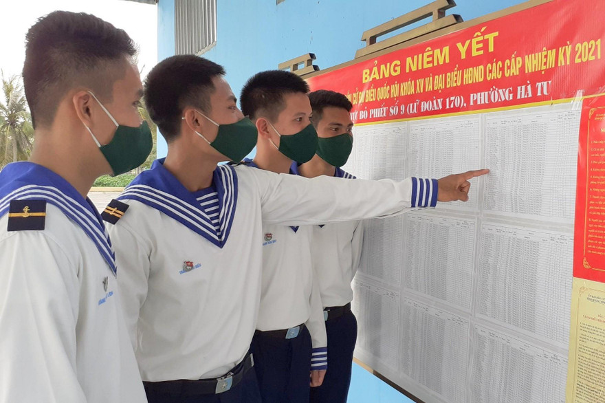 Đoàn viên Lữ đoàn 170 (Vùng 1 Hải quân) nghiên cứu tiểu sử các ứng cử viên trước khi bỏ phiếu lựa chọn các đại biểu tài đức 