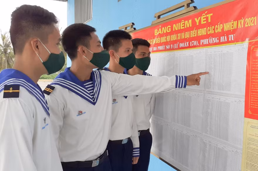 Đoàn viên Lữ đoàn 170 (Vùng 1 Hải quân) nghiên cứu tiểu sử các ứng cử viên trước khi bỏ phiếu lựa chọn các đại biểu tài đức 