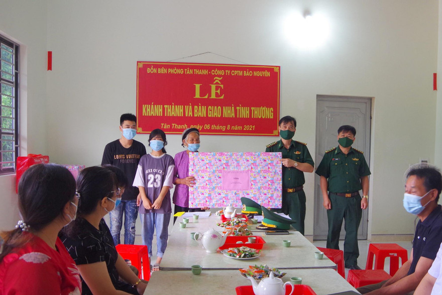 Đại tá Nguyễn Văn Hưng, Phó Chính ủy BĐBP tỉnh Lạng Sơn tặng quà cho gia đình bà Lương Thị Phẻng tại lễ khánh thành nhà mới