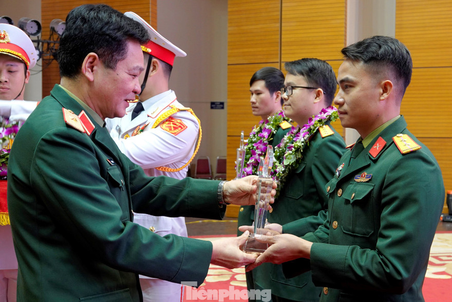 Thiếu tướng Chu Văn Đoàn, Chủ nhiệm Chính trị BTTM trao biểu trưng và vòng nguyệt quế cho các Gương mặt trẻ BTTM 2020, sáng 24/3. Ảnh: Nguyễn Minh
