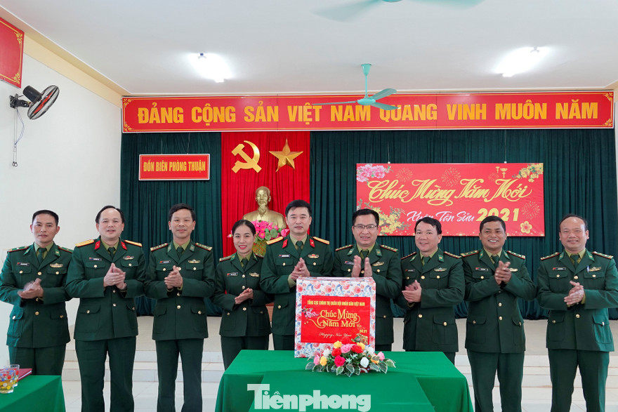 Ban tổ chức chương trình “Xuân biên giới thắm tình quân dân” 2021 trao tặng quà cho cán bộ, chiến sĩ Đồn Biên phòng Thuận, chiều 1/2. Ảnh: Nguyễn Minh