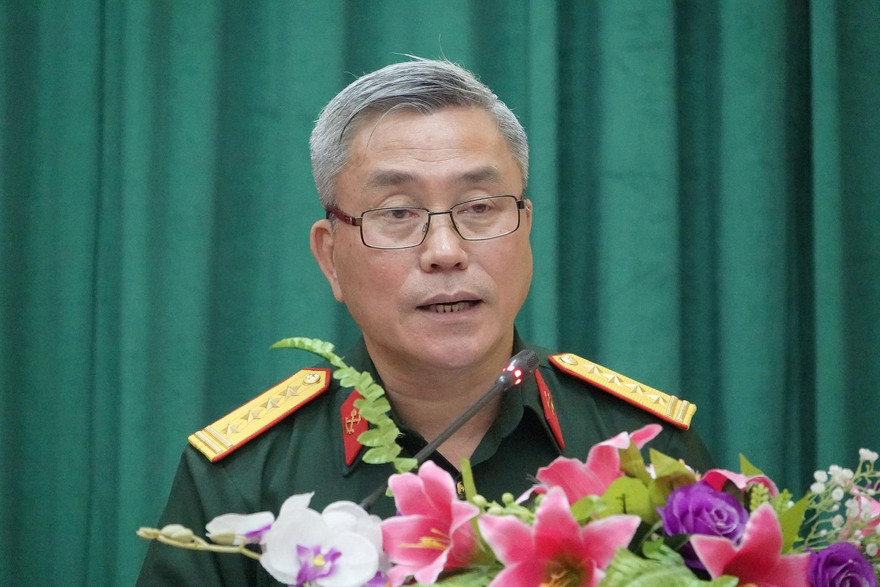 Lãnh đạo Trung tâm hành động bom mìn Quốc gia Việt Nam thông tin về kết quả thực hiện chương trình khắc phục hậu quả bom mìn sau chiến tranh. Ảnh: Nguyễn Minh