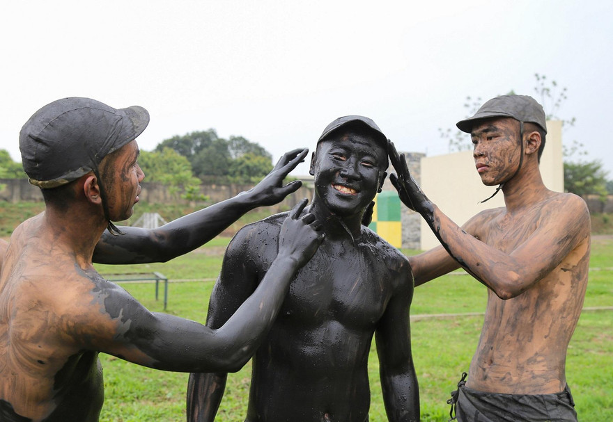 Các chiến đấu viên Đại đội chống khủng bố thuộc Tiểu đoàn Đặc công 20 (Bộ Tham mưu Quân khu 1) giúp nhau ngụy trang trước giờ luyện tập.