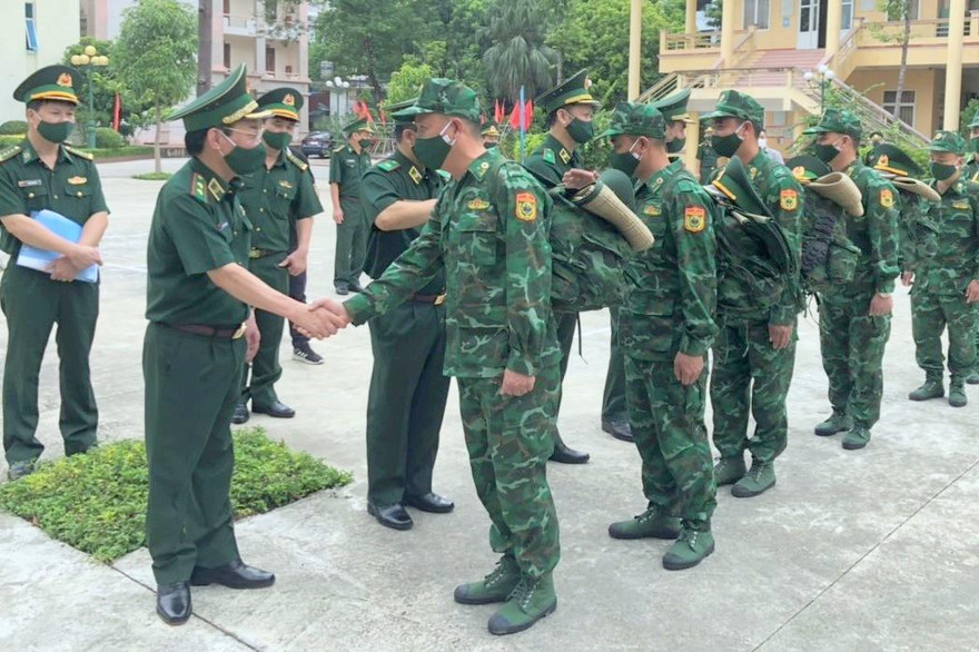 Lãnh đạo Bộ tư lệnh BĐBP động viên đoàn công tác vào Nam chống dịch, sáng 23/8