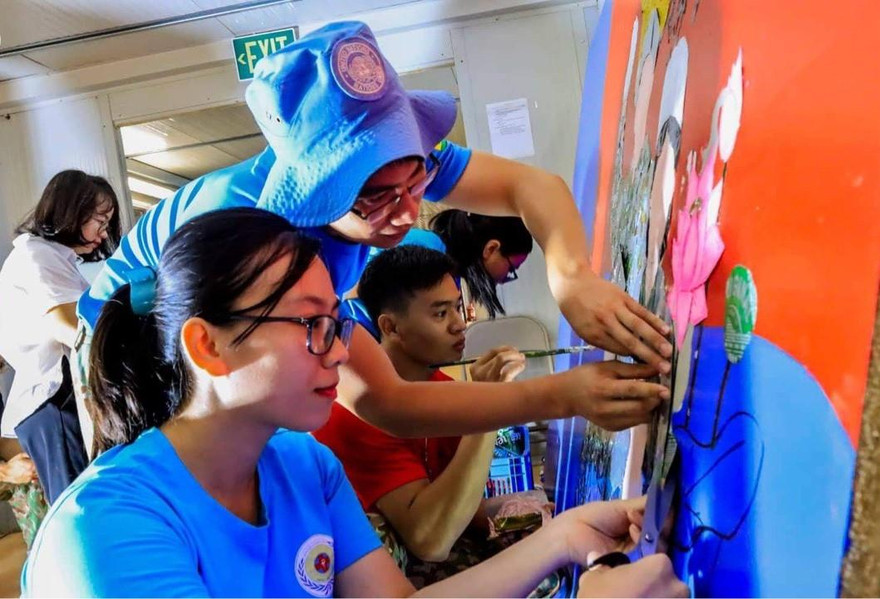 Đoàn viên Bệnh viện dã chiến cấp 2 số 3 tỉ mỉ chế tác bức tranh độc đáo chào mừng Ngày Quốc khánh 2/9