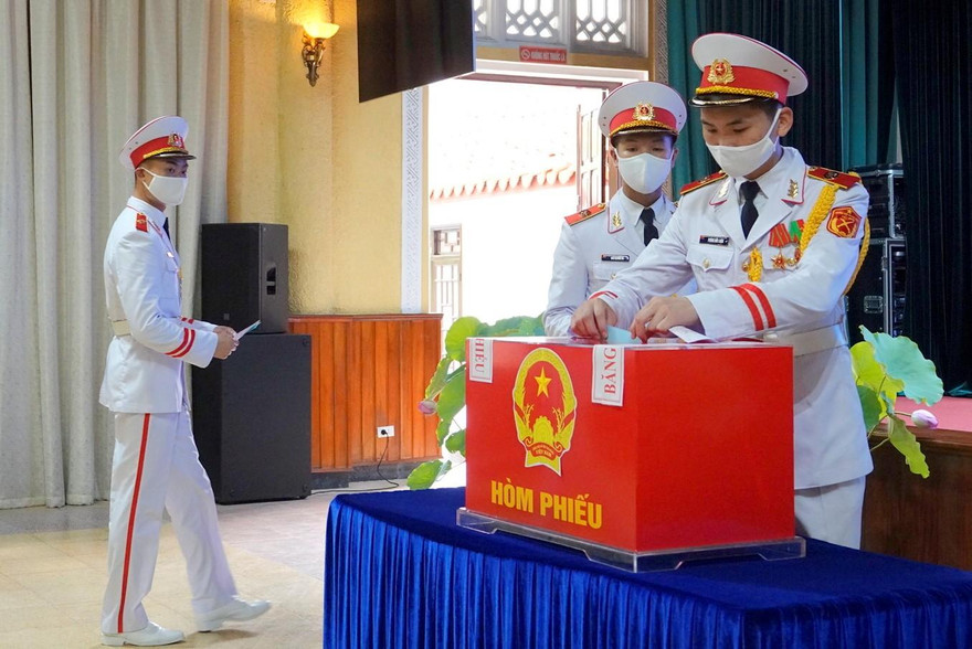 Chiến sĩ BTL Bảo vệ Lăng Chủ tịch Hồ Chí Minh thực hiện quyền bầu cử, sáng 23/5