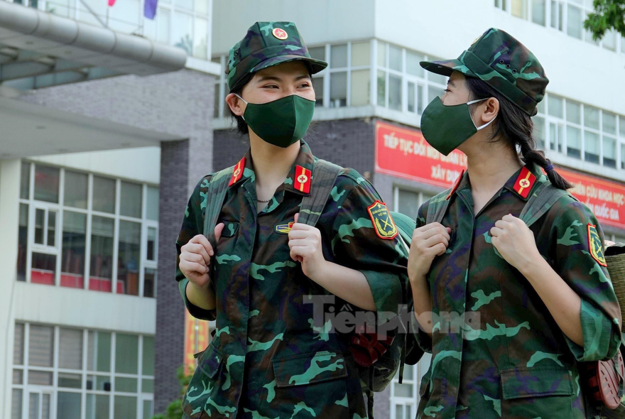 Hai nữ học viên Xương Phương Hồng (trái) và Nguyễn Thị Khuê Minh của Học viện Quân y đang trong thời gian tập huấn để sẵn sàng chi viện cho tuyến đầu. Ảnh: Nguyễn Minh