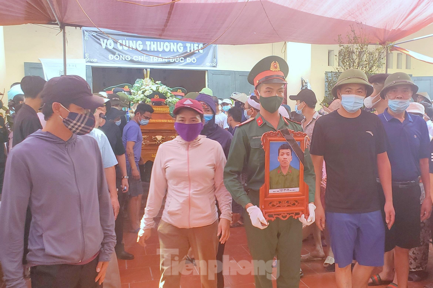 Lễ tang của quân nhân Trần Đức Đô được tiến hành theo nghi thức quân đội, ngày 1/7. Ảnh: Bảo An